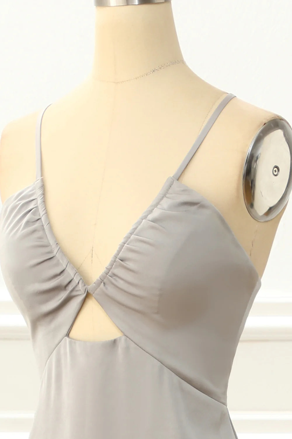 Vestido de fiesta sencillo de satén gris con escote en V