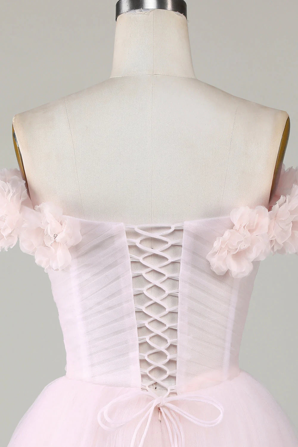 Vestido corto de fiesta con hombros descubiertos y flores