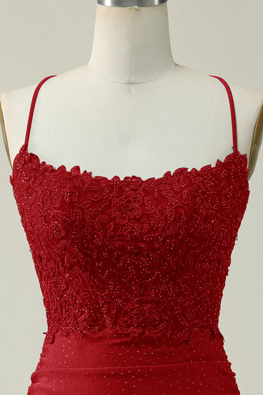 Vestido de fiesta corto ajustado en rojo oscuro con tirantes finos y apliques