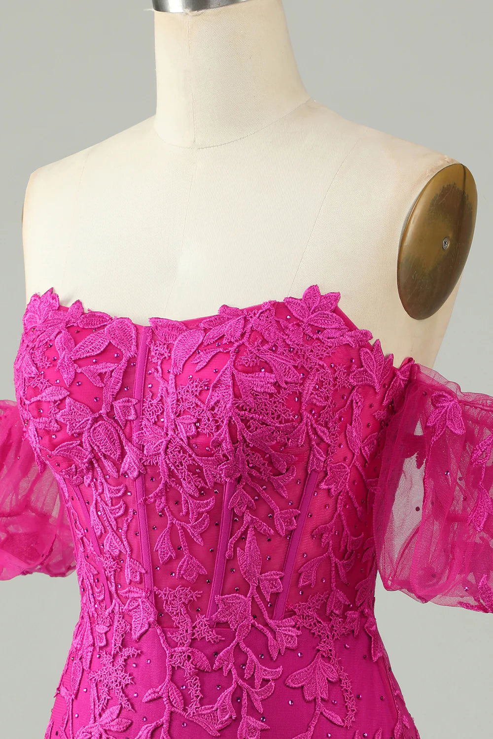 Vestido ajustado de fiesta rosa intenso con purpurina y apliques