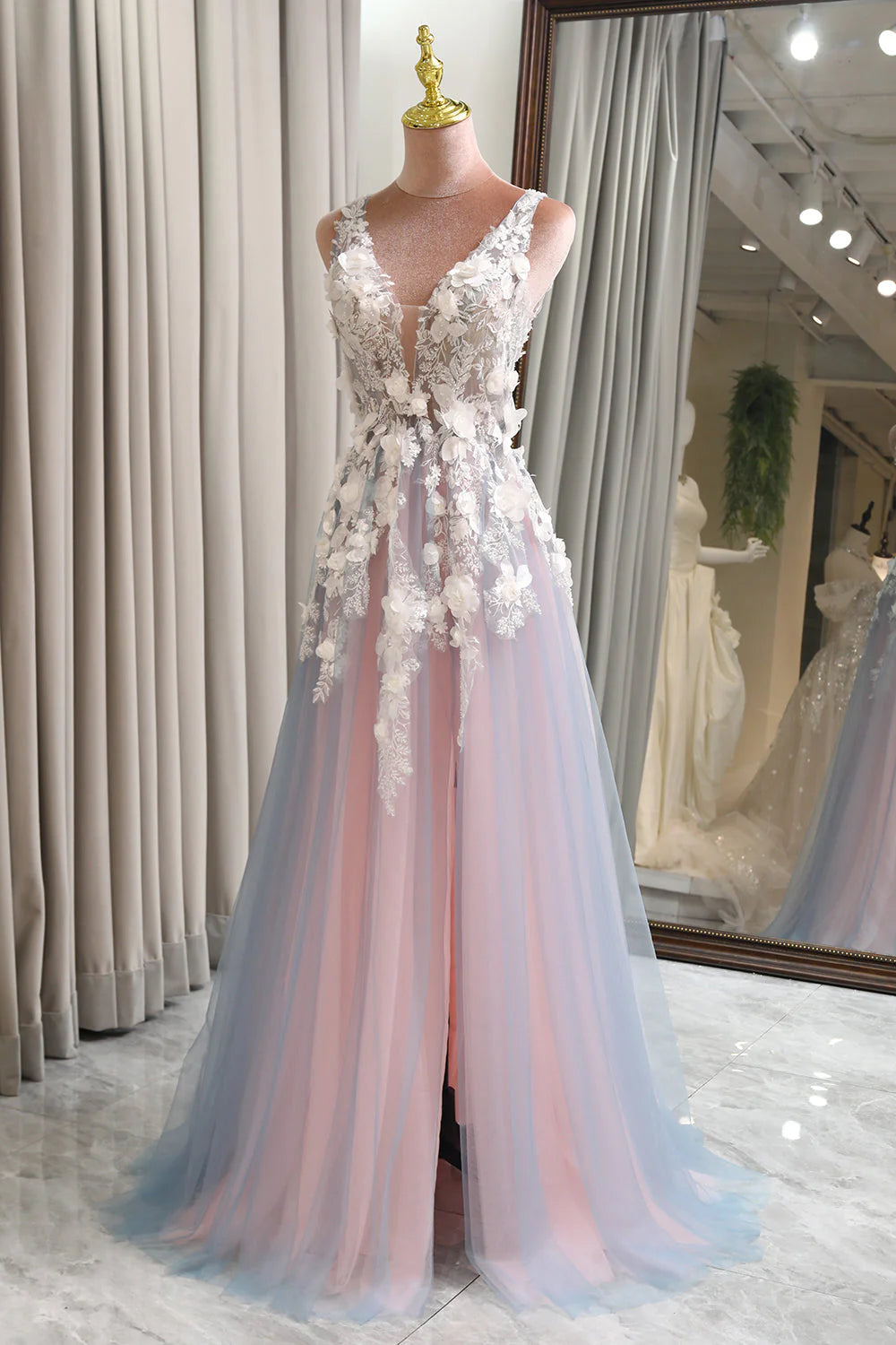 Robe de bal longue grise et rose, coupe trapèze, décolleté en V profond et fente