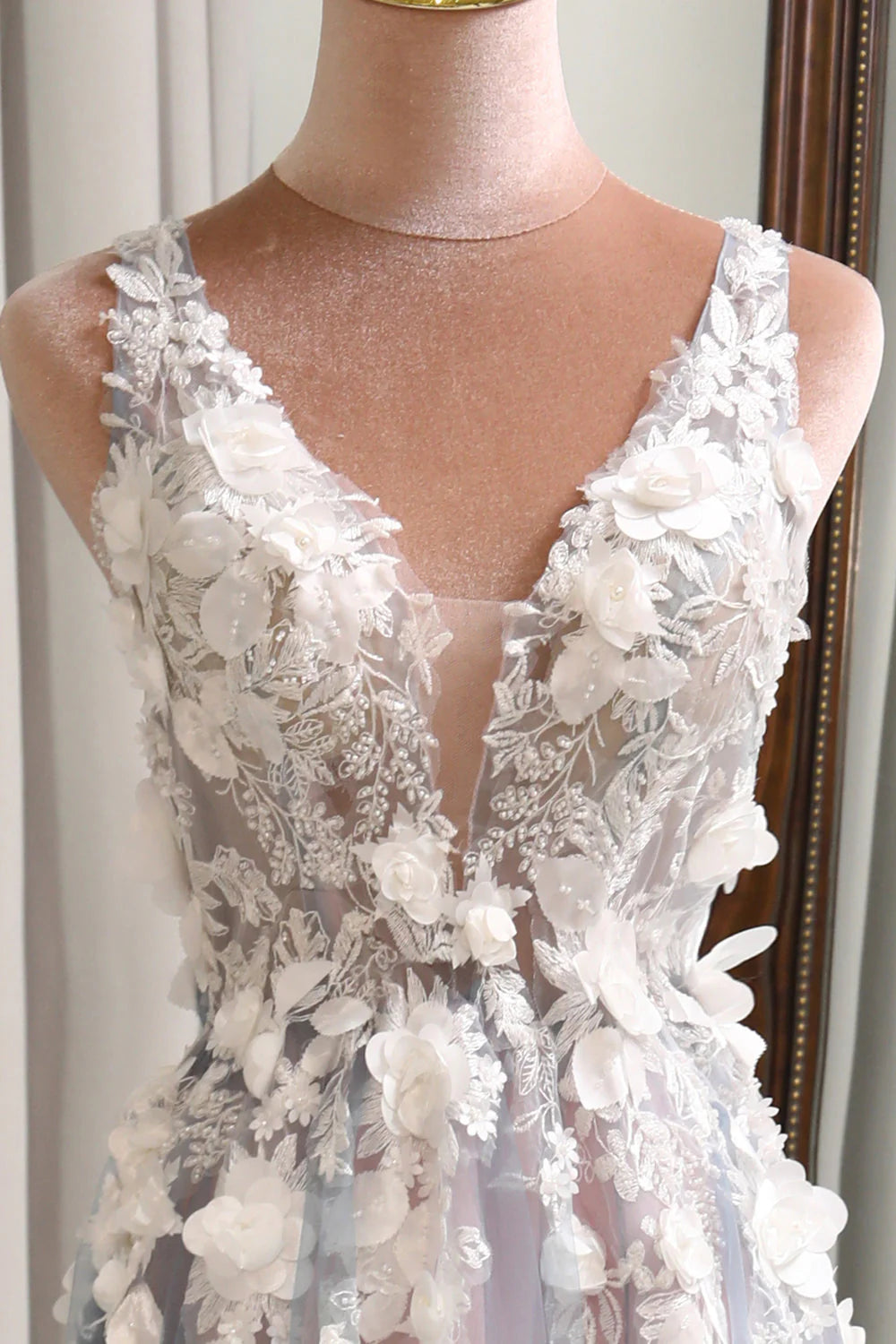 Robe de bal longue grise et rose, coupe trapèze, décolleté en V profond et fente