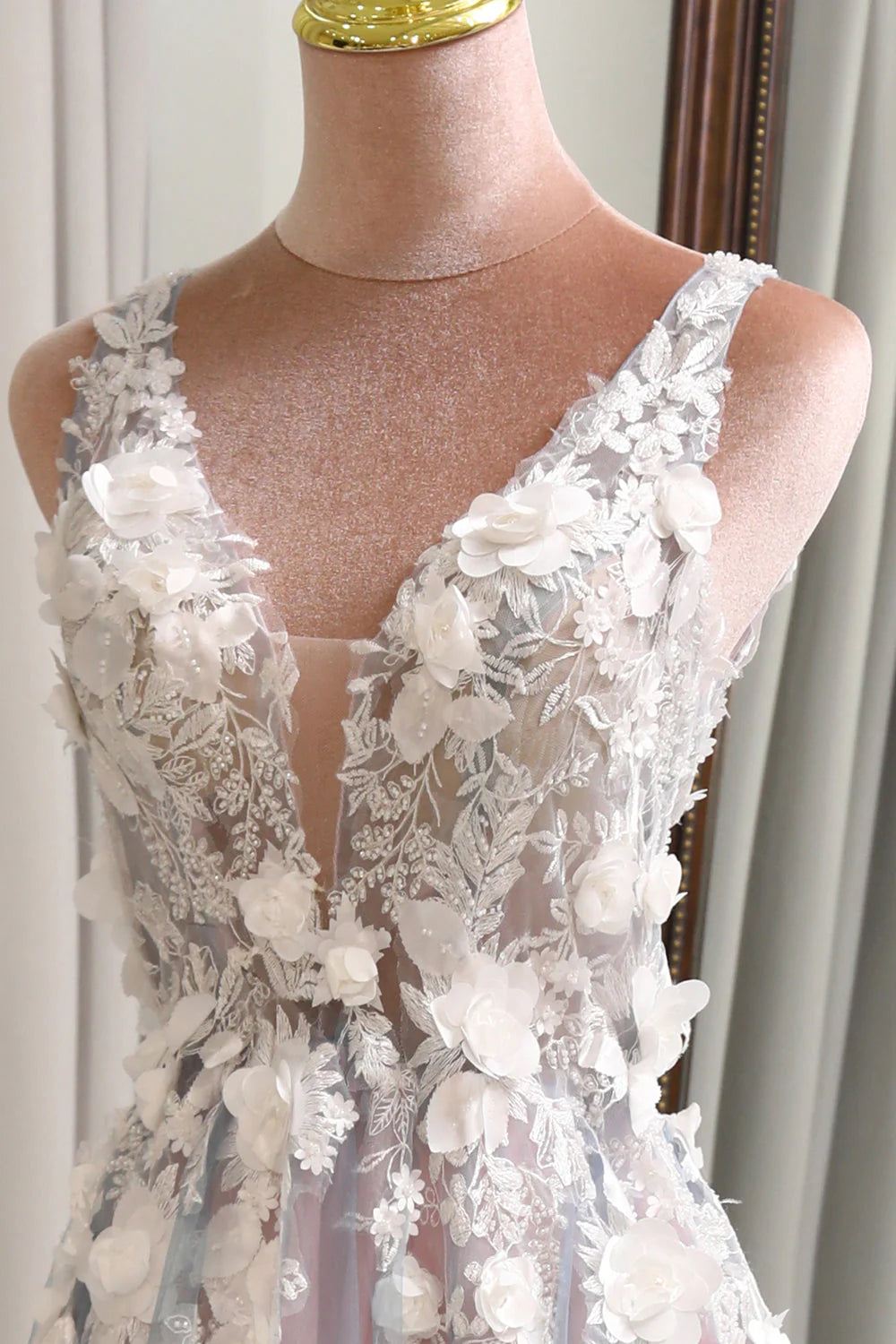 Robe de bal longue grise et rose, coupe trapèze, décolleté en V profond et fente