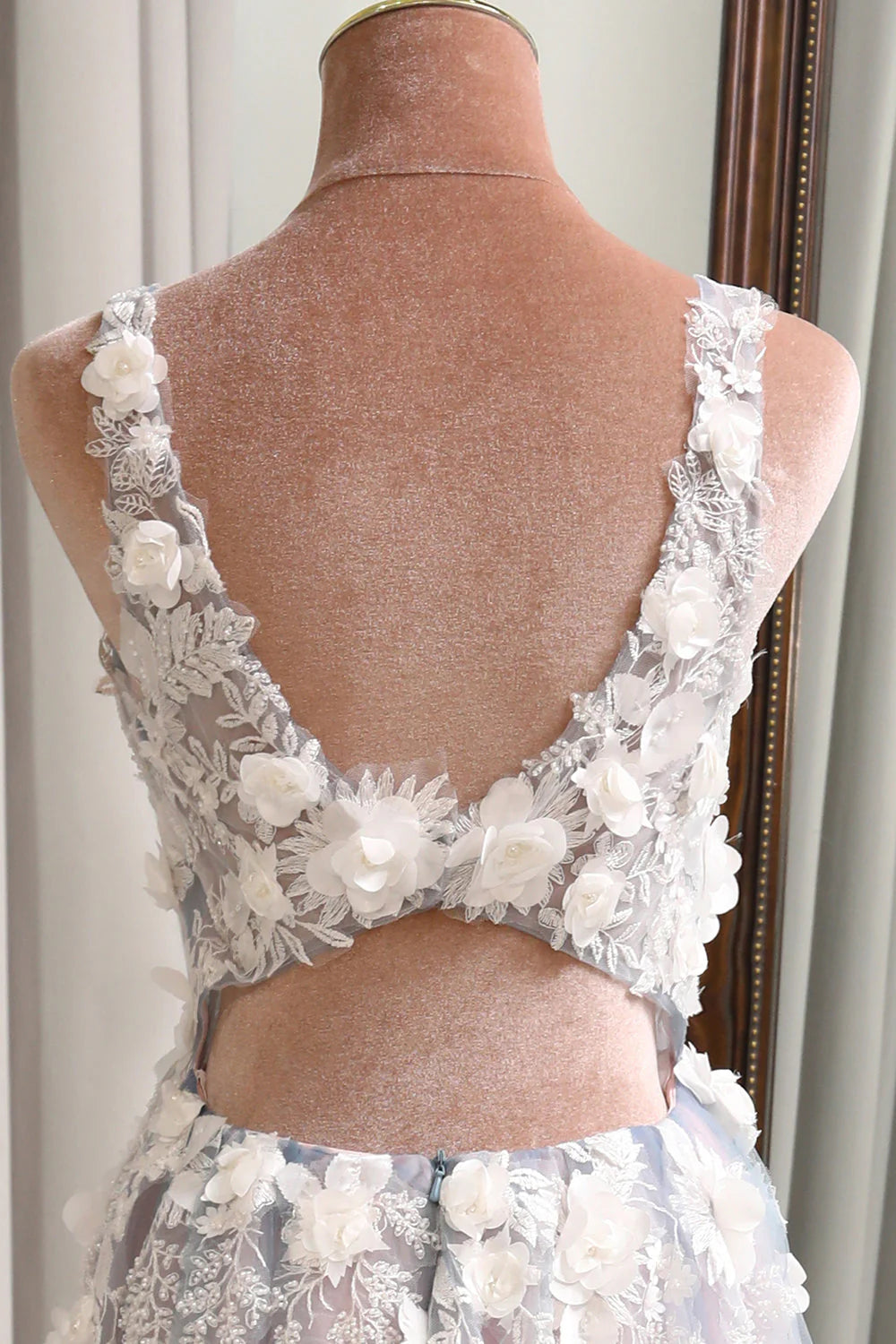 Robe de bal longue grise et rose, coupe trapèze, décolleté en V profond et fente