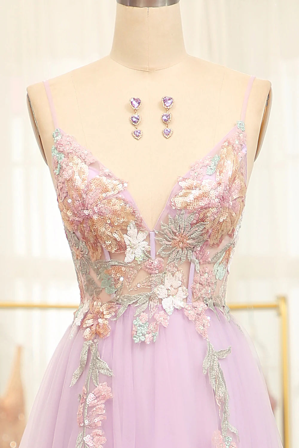 Robe de bal longue lilas pailletée à bretelles spaghetti et fleurs