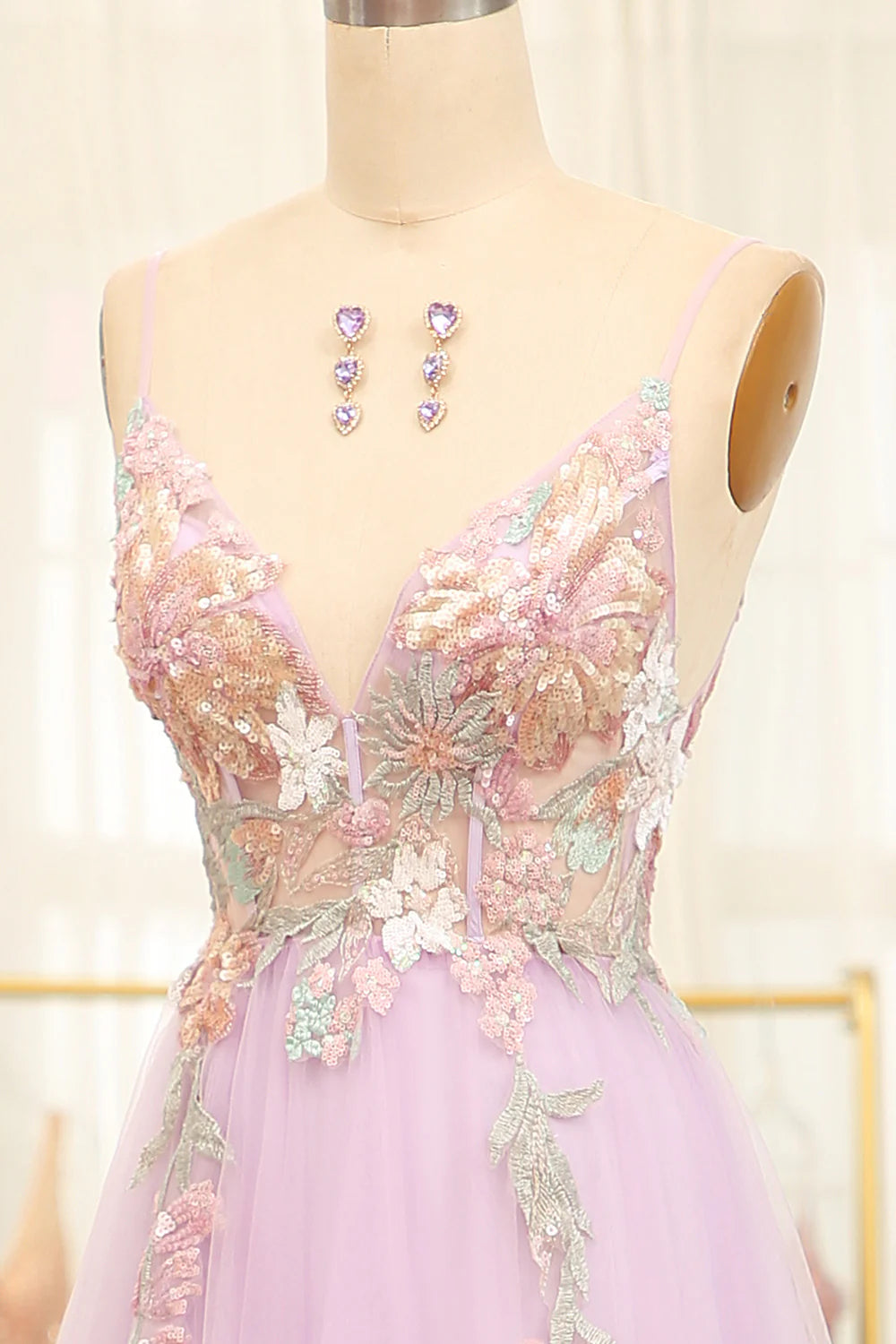 Robe de bal longue lilas pailletée à bretelles spaghetti et fleurs