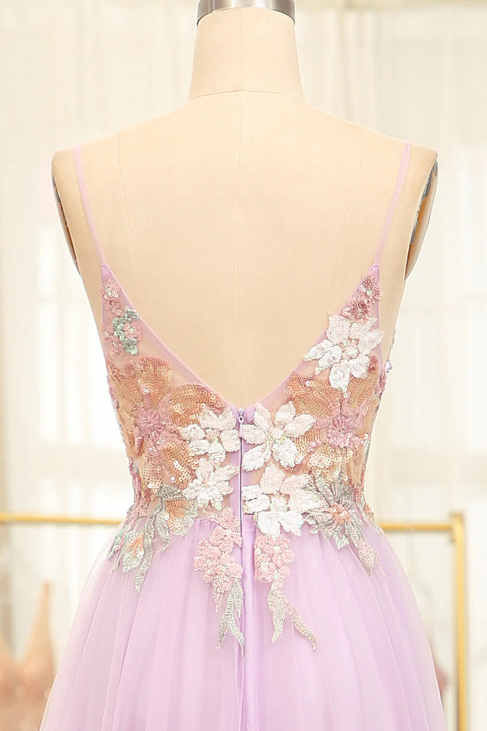 Robe de bal longue lilas pailletée à bretelles spaghetti et fleurs