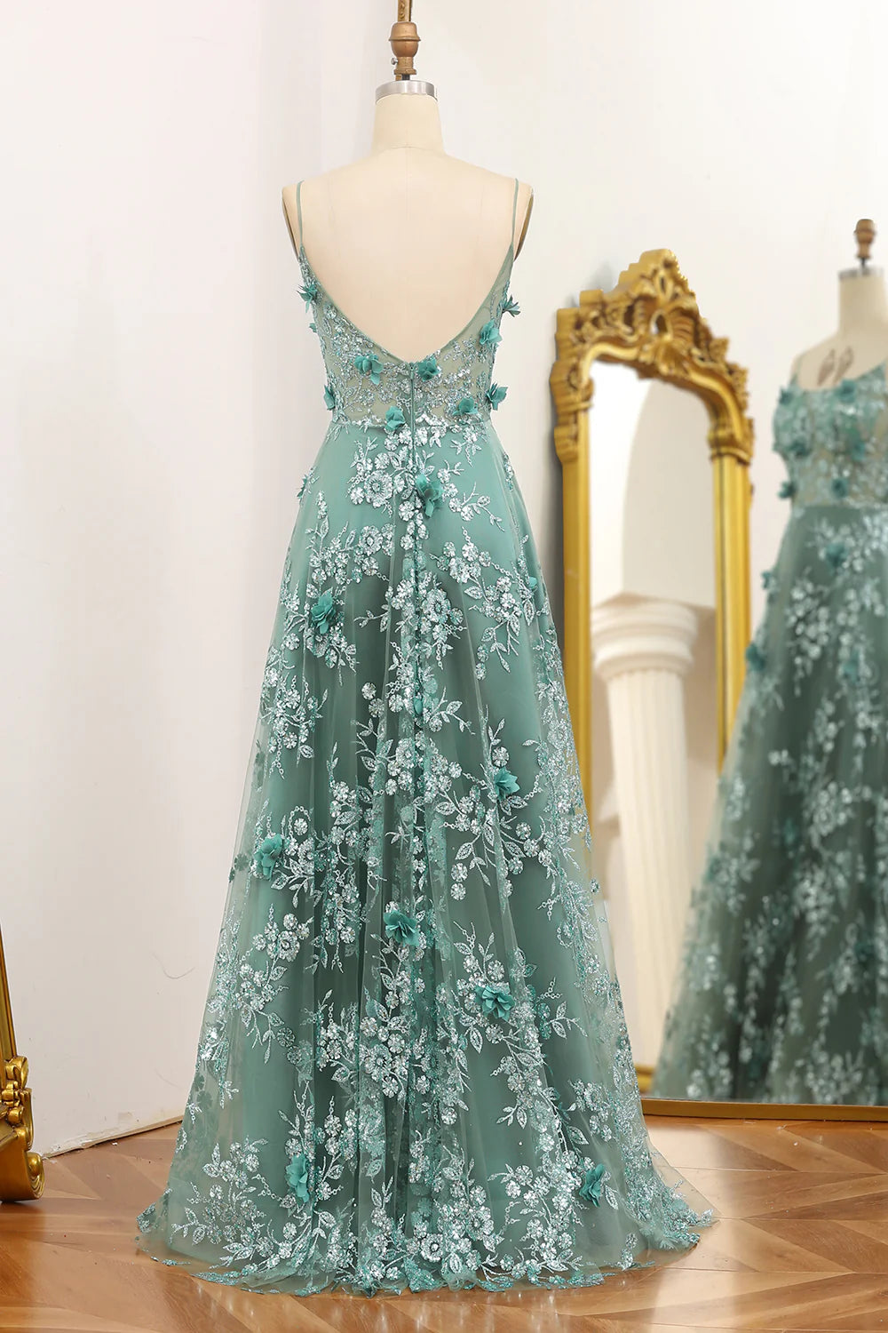 Robe de bal trapèze à bretelles spaghetti et appliques