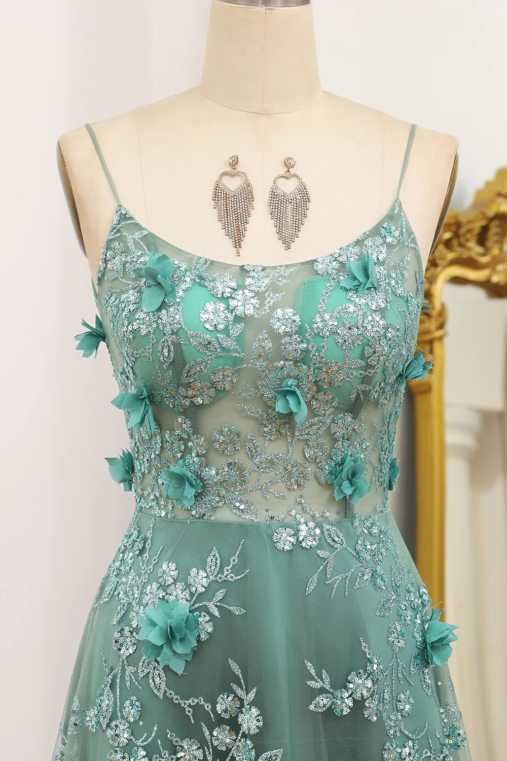 Robe de bal trapèze à bretelles spaghetti et appliques