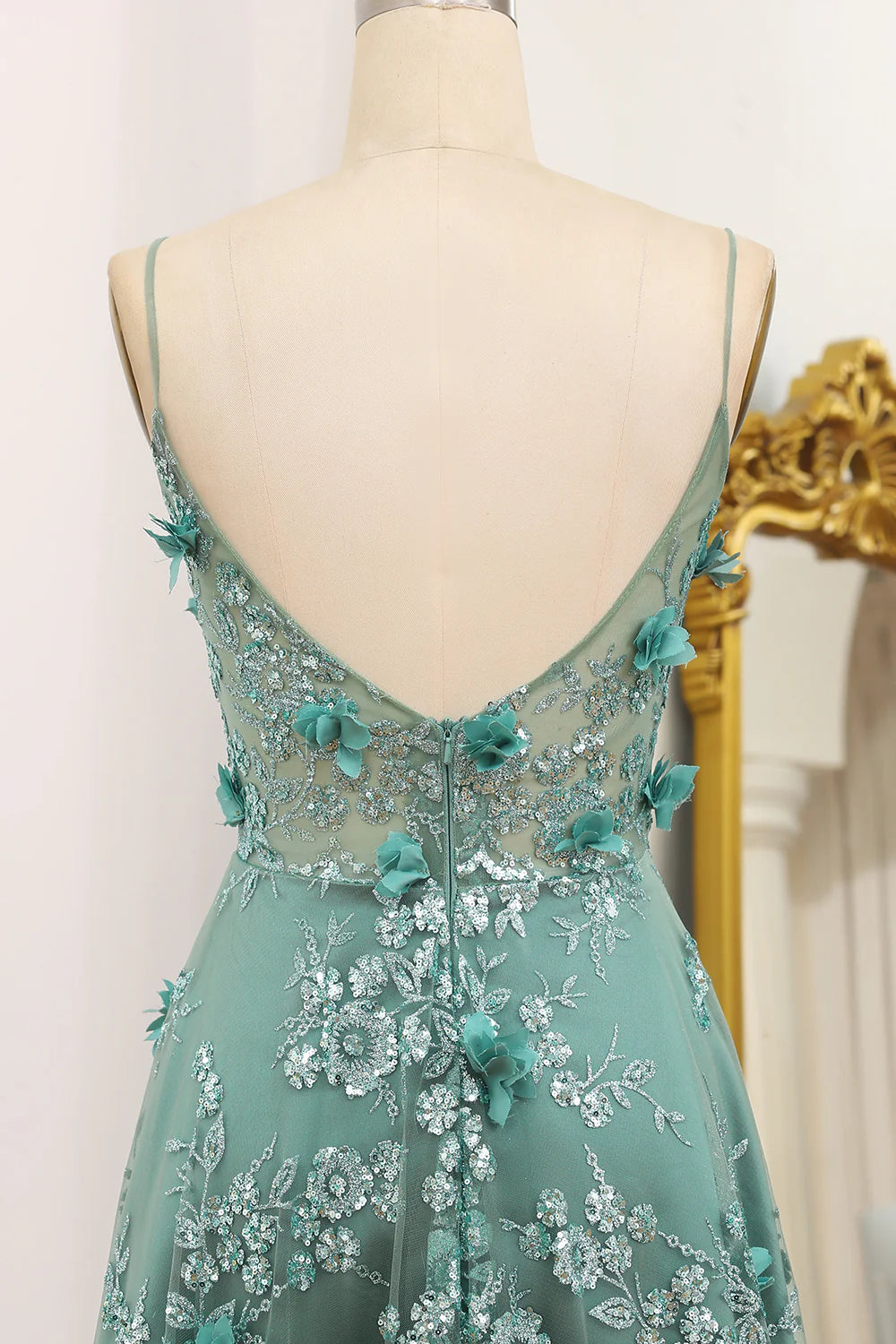 Robe de bal trapèze à bretelles spaghetti et appliques