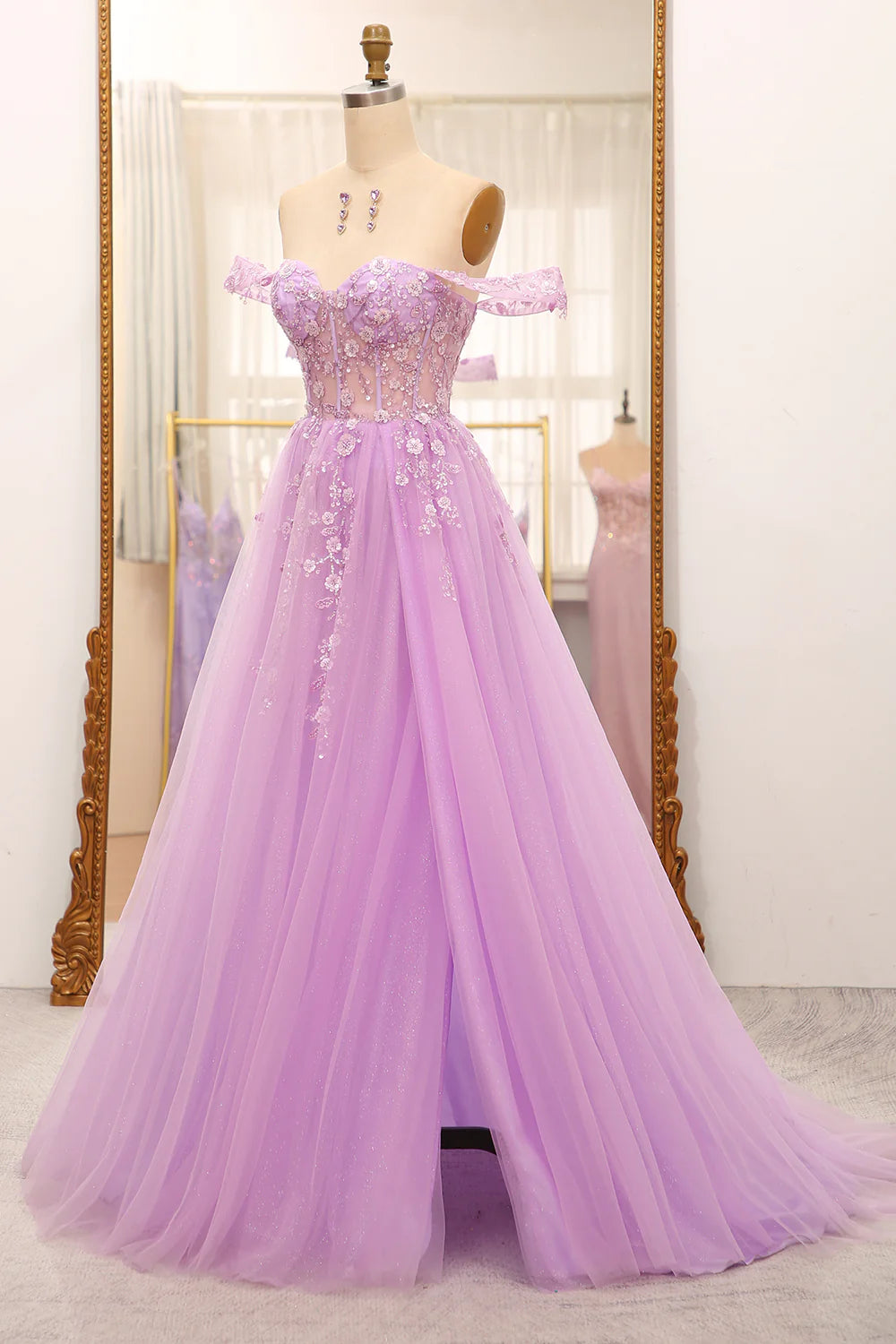 Robe de bal trapèze à épaules dénudées et corset lilas perlé