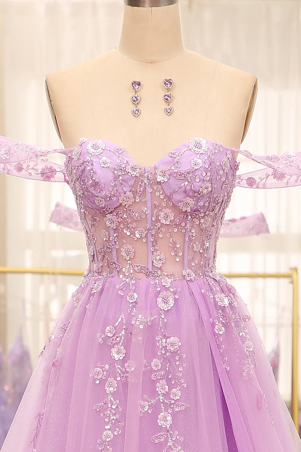 Robe de bal trapèze à épaules dénudées et corset lilas perlé