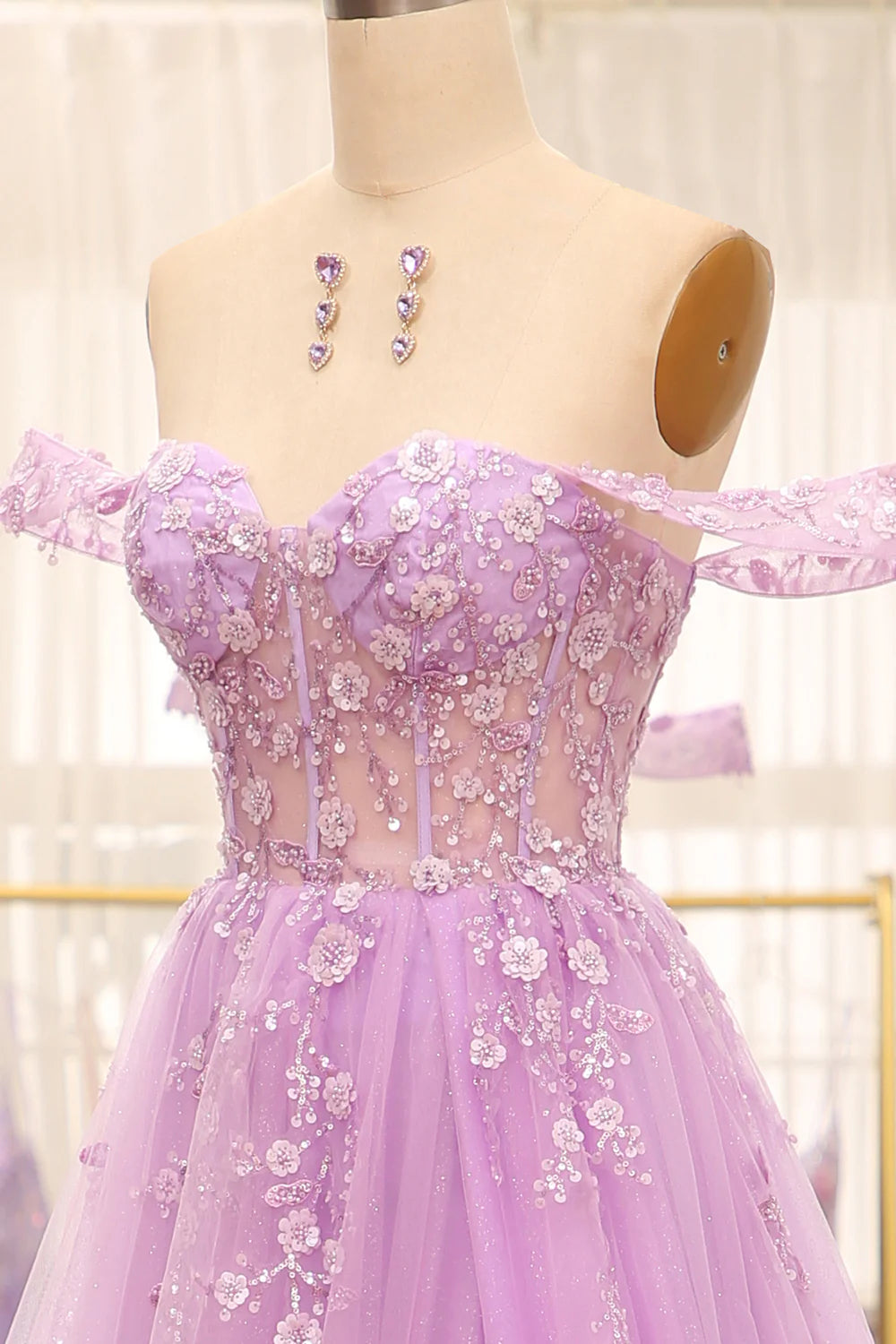 Robe de bal trapèze à épaules dénudées et corset lilas perlé