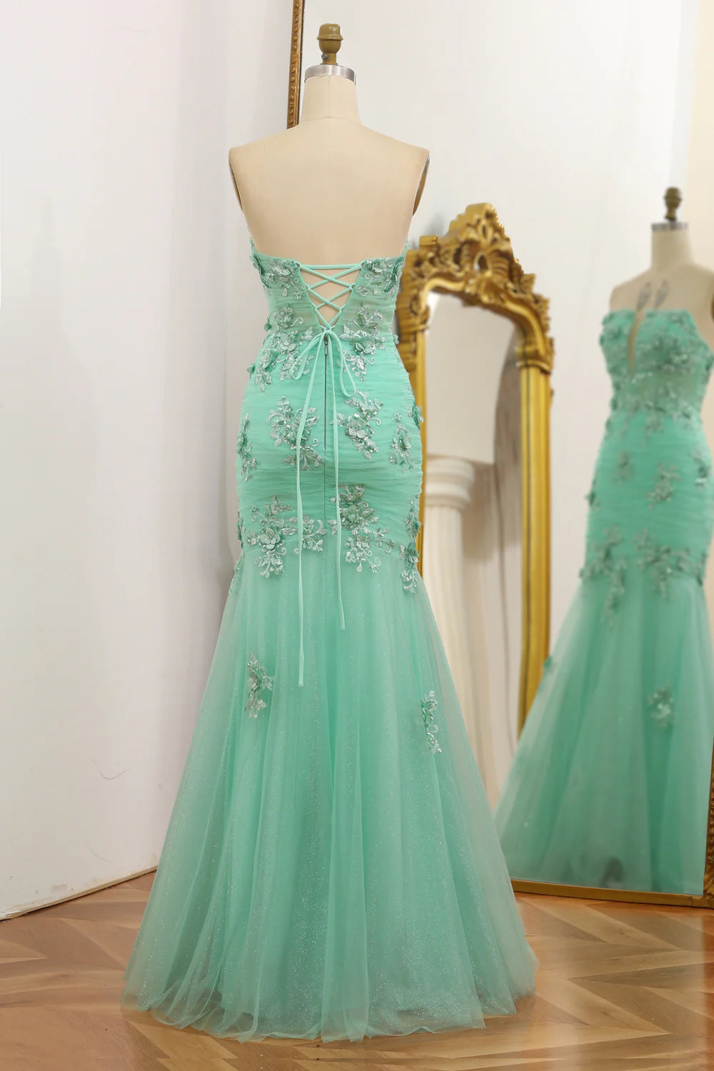 Vestido de fiesta de tul sin tirantes con apliques de sirena