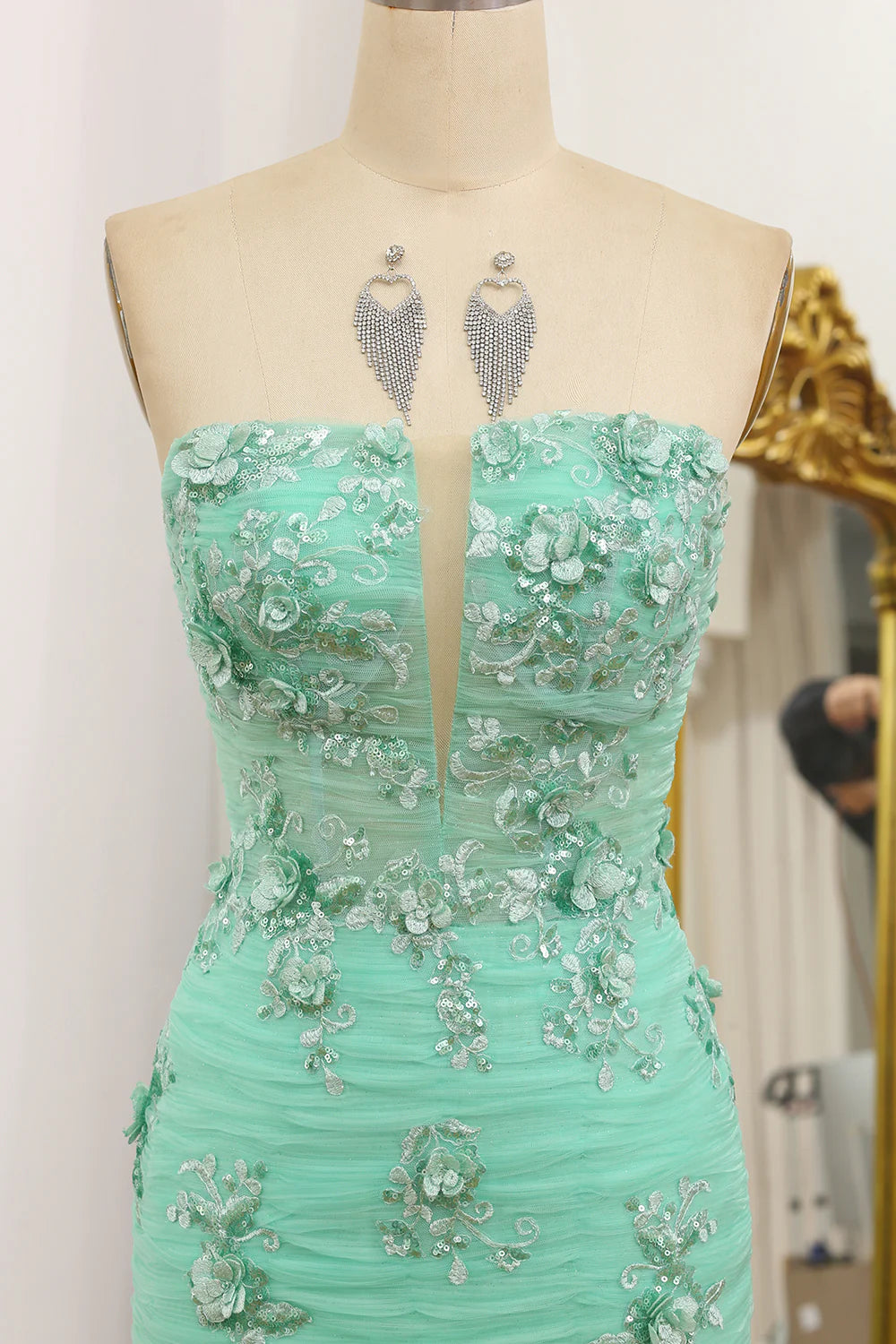 Vestido de fiesta de tul sin tirantes con apliques de sirena