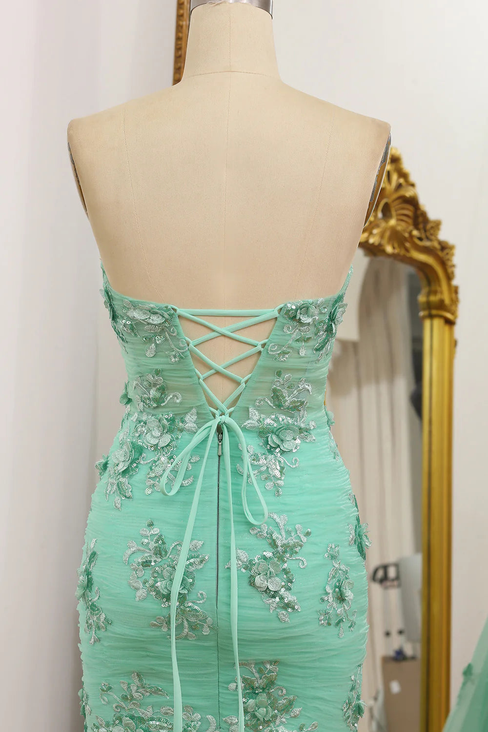 Vestido de fiesta de tul sin tirantes con apliques de sirena