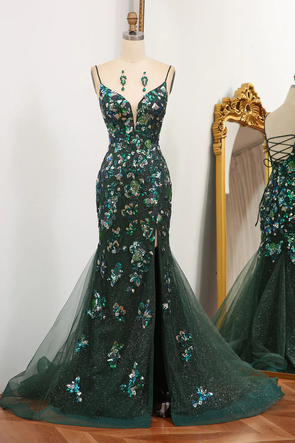 Vestido de fiesta verde oscuro con espalda descubierta y encaje de sirena y apliques de mariposas