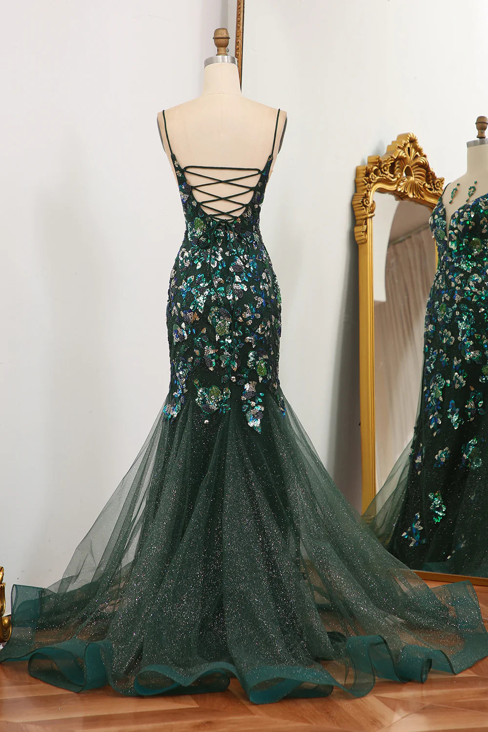 Vestido de fiesta verde oscuro con espalda descubierta y encaje de sirena y apliques de mariposas