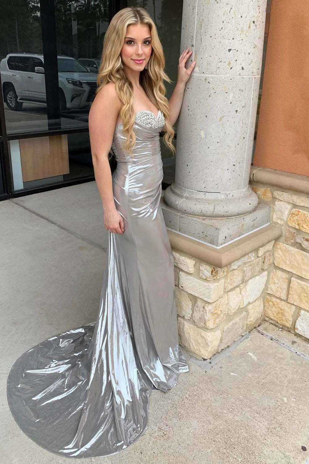 Vestido de fiesta largo sin tirantes de sirena con abertura