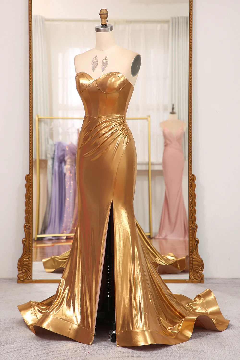 Vestido de fiesta largo con escote corazón y sirena brillante dorado con abertura