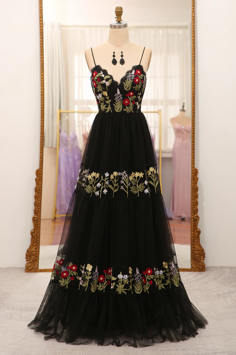 Robe de bal trapèze noire brodée à bretelles spaghetti et corset long