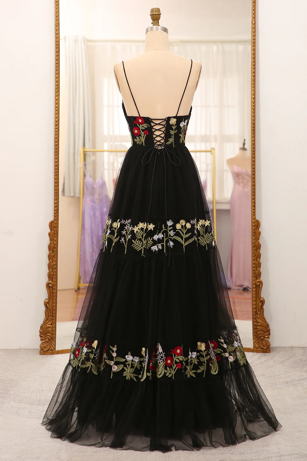 Robe de bal trapèze noire brodée à bretelles spaghetti et corset long