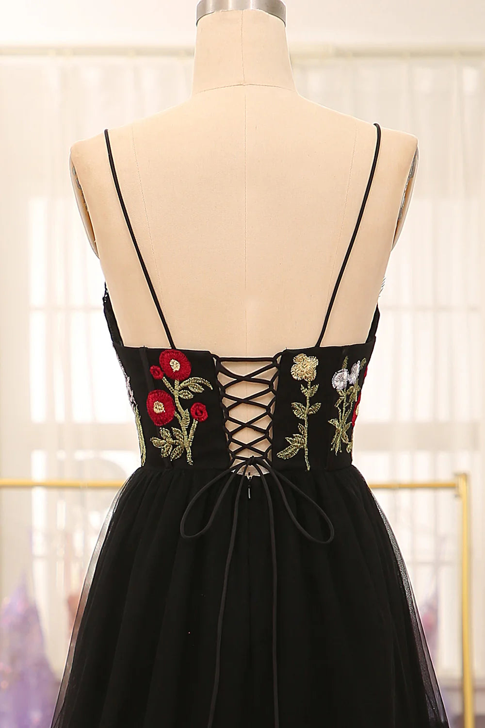 Robe de bal trapèze noire brodée à bretelles spaghetti et corset long