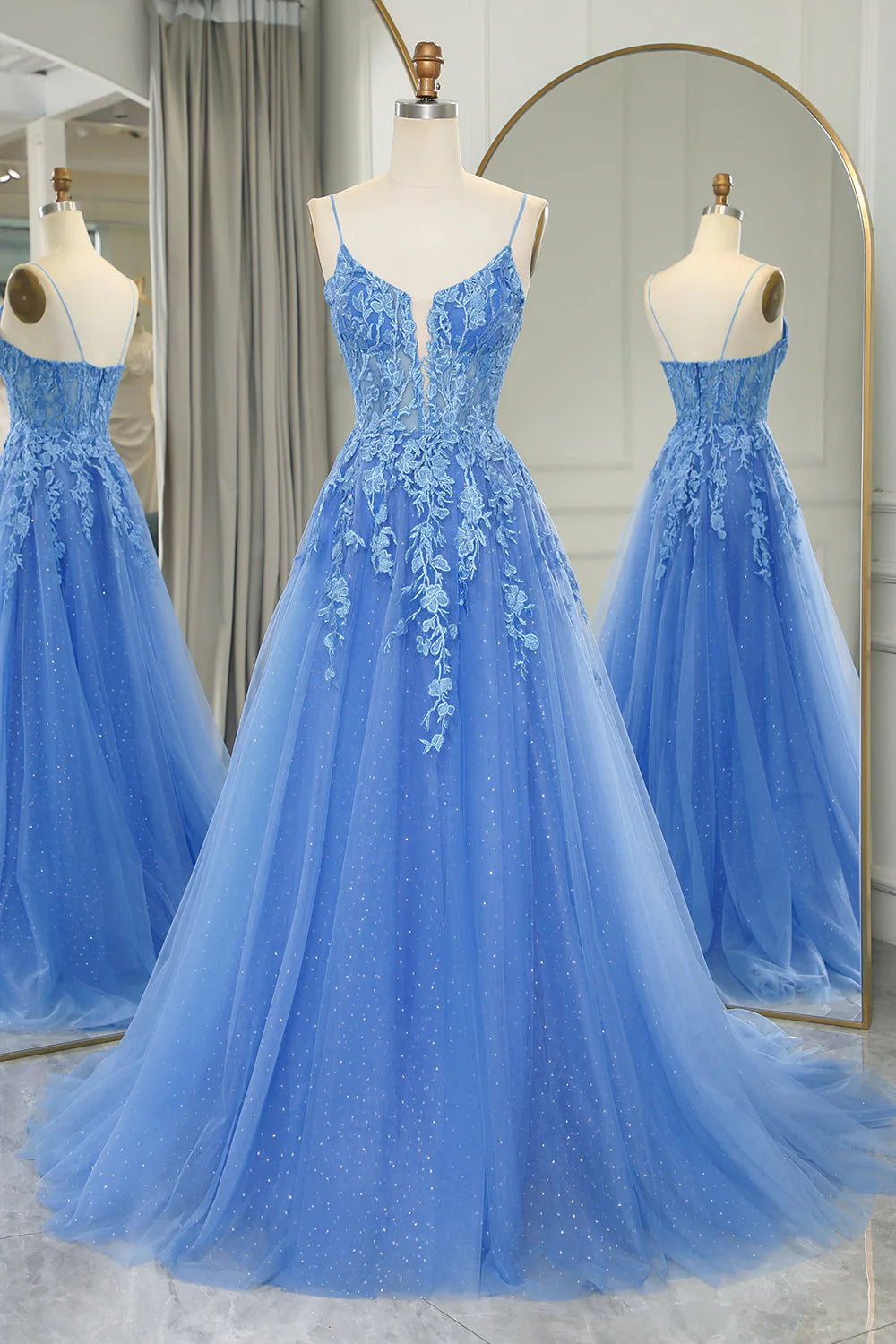 Robe de bal longue bleue en tulle à bretelles spaghetti et appliques