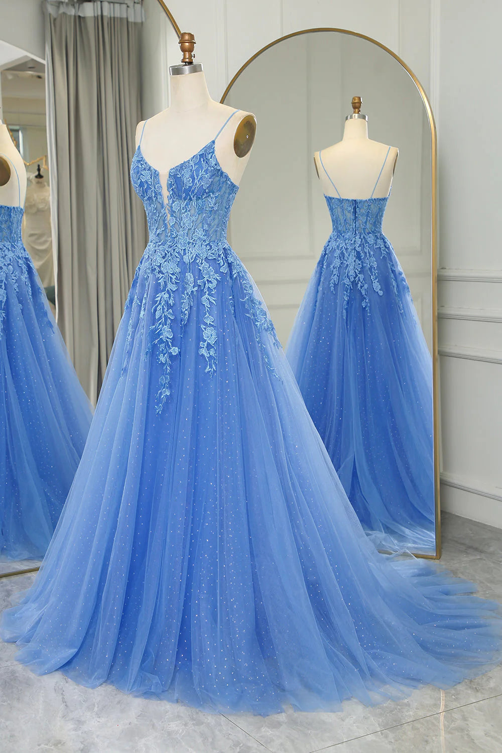 Robe de bal longue bleue en tulle à bretelles spaghetti et appliques