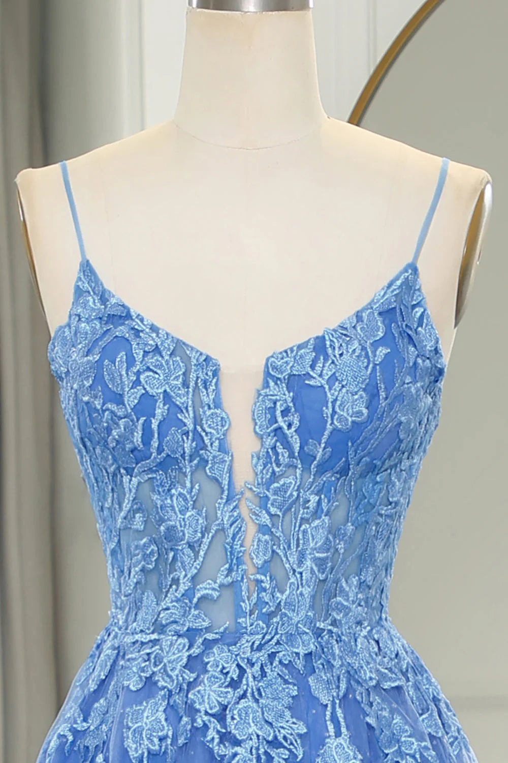 Robe de bal longue bleue en tulle à bretelles spaghetti et appliques