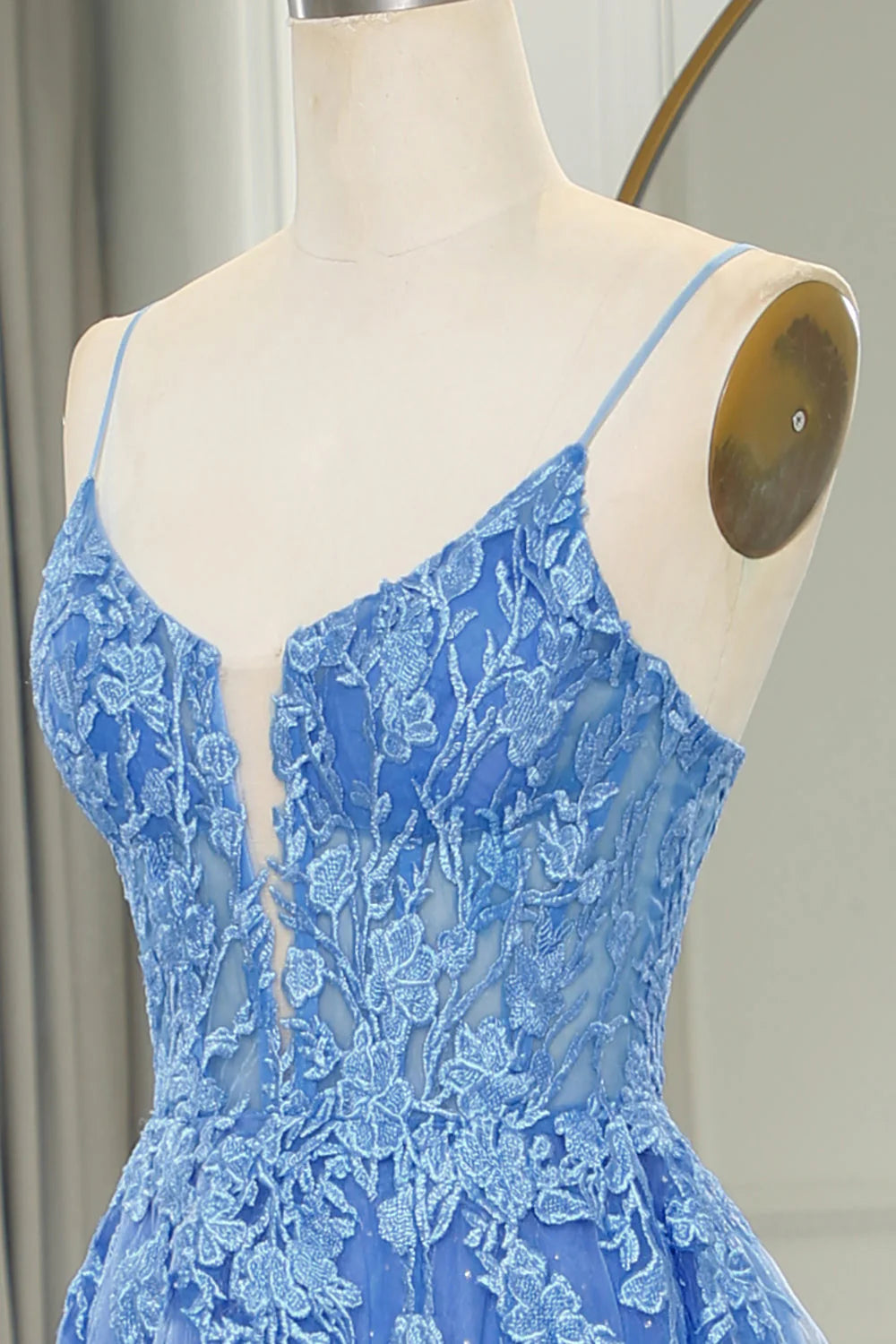 Robe de bal longue bleue en tulle à bretelles spaghetti et appliques