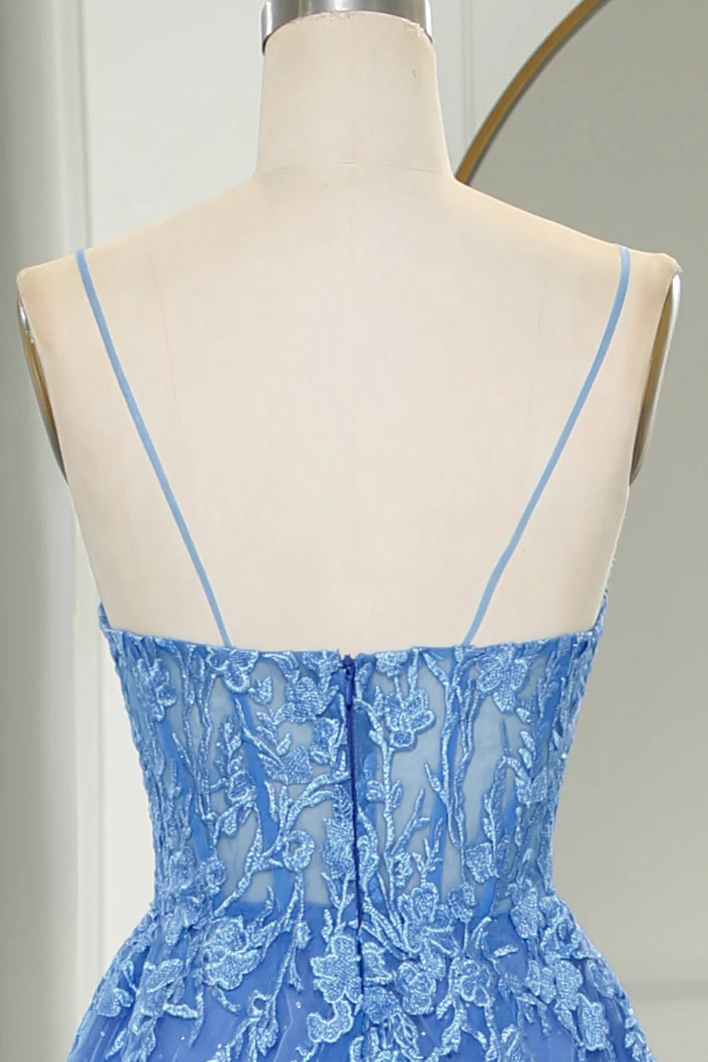 Robe de bal longue bleue en tulle à bretelles spaghetti et appliques