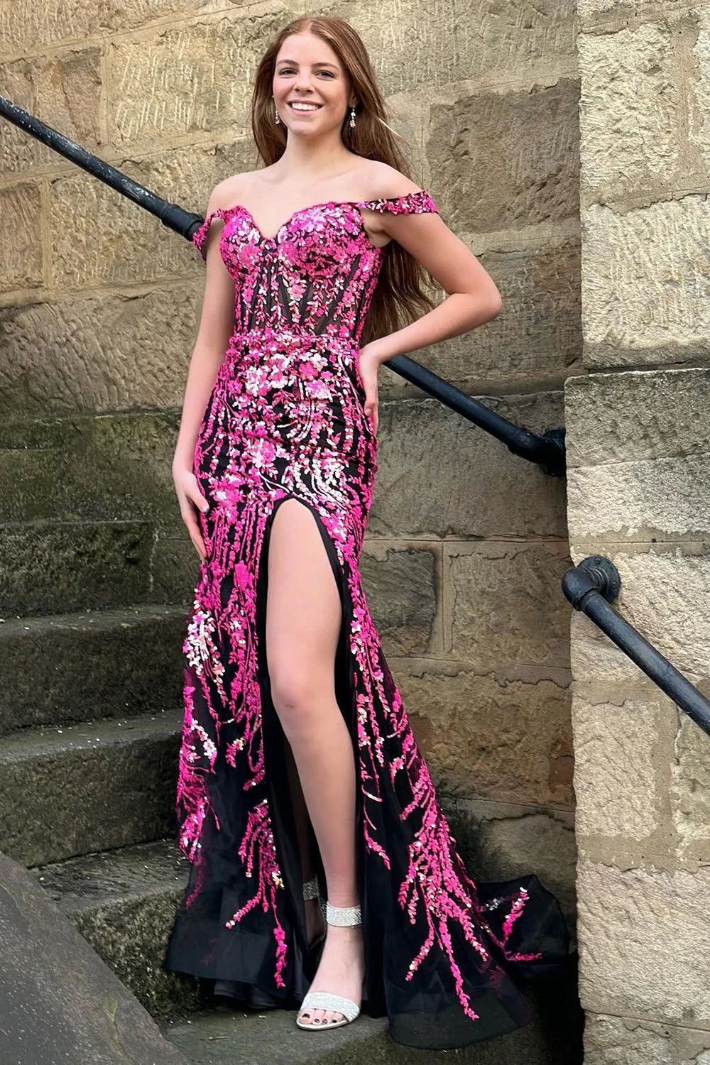 Vestido de fiesta con corsé, hombros descubiertos y abertura, de sirena brillante