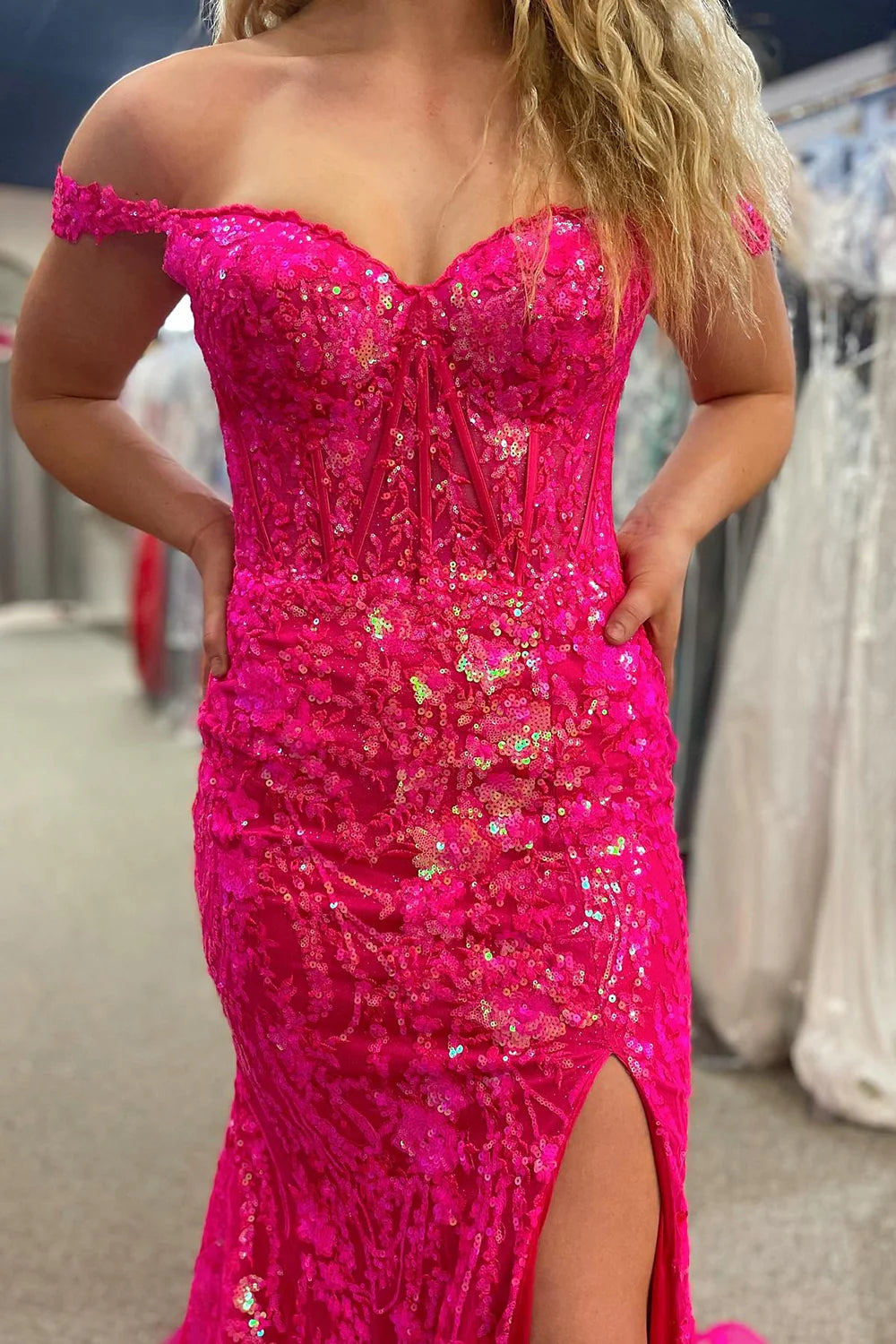 Vestido de fiesta con corsé, hombros descubiertos y abertura, de sirena brillante