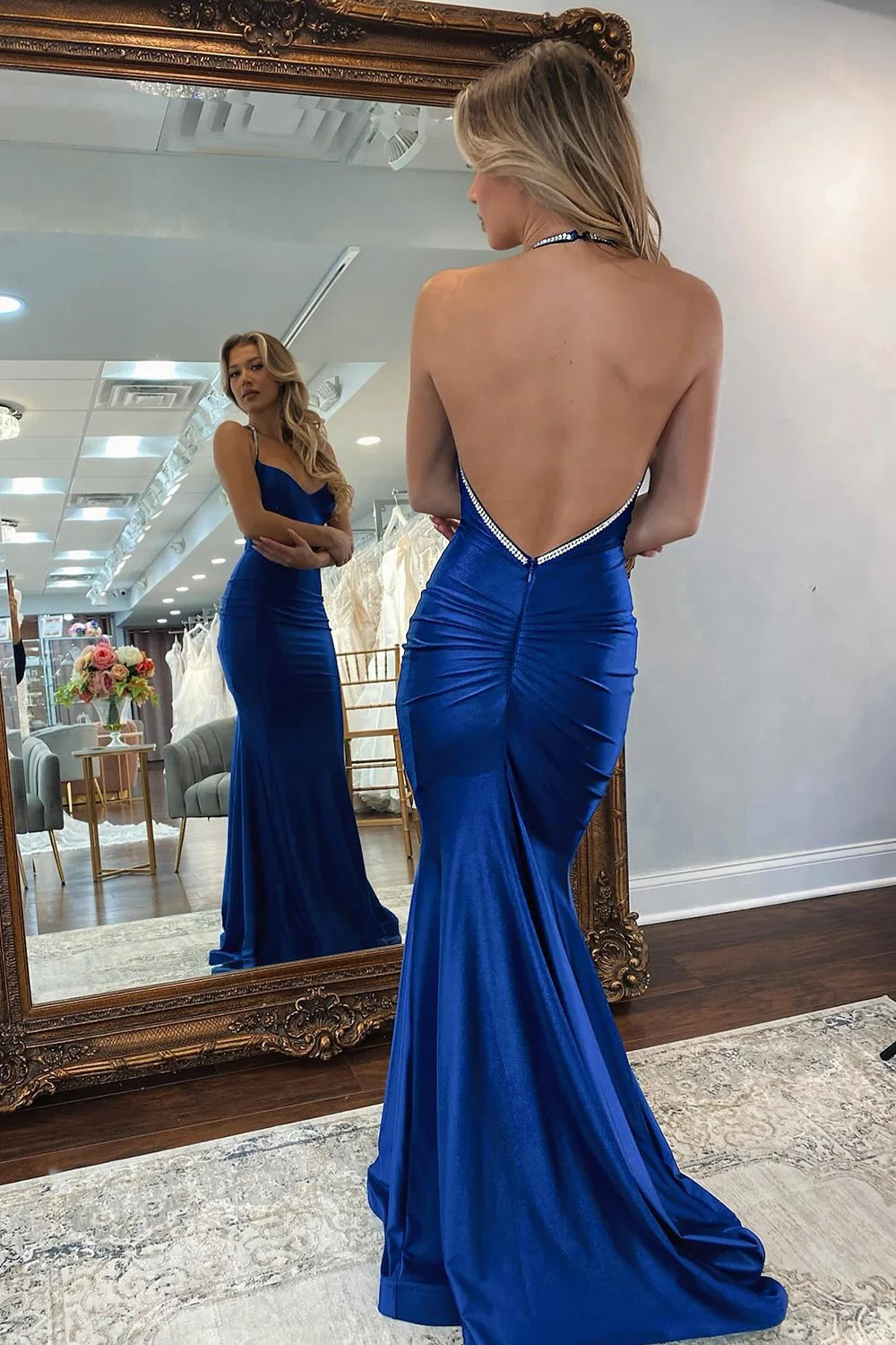 Vestido de fiesta largo de sirena con cuello halter y espalda descubierta