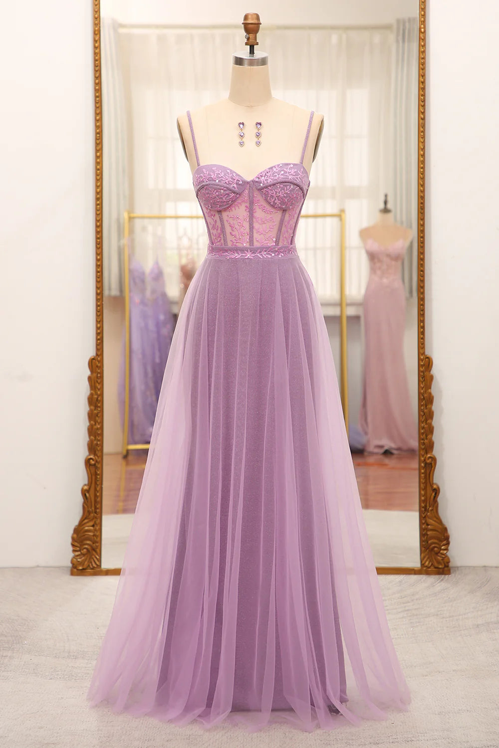 Robe de bal longue lilas coupe trapèze à bretelles spaghetti et corset