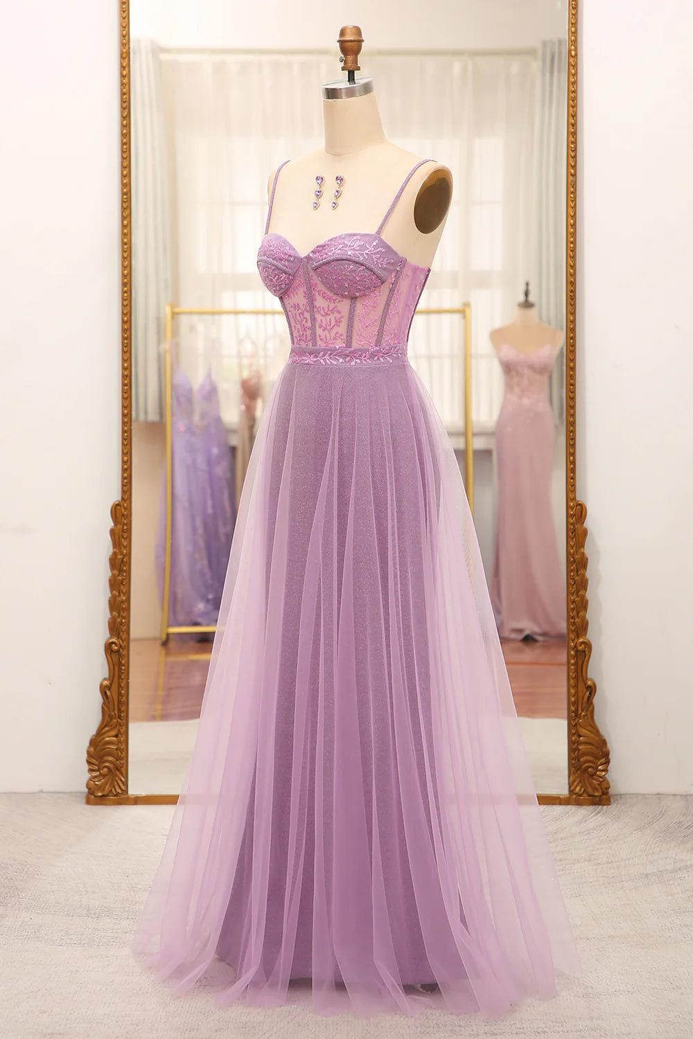 Robe de bal longue lilas coupe trapèze à bretelles spaghetti et corset