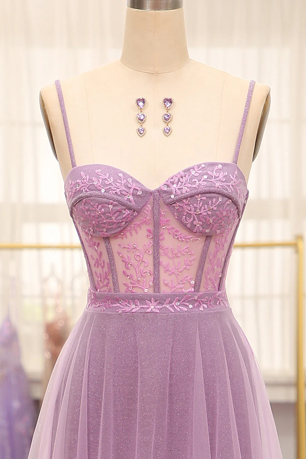 Robe de bal longue lilas coupe trapèze à bretelles spaghetti et corset