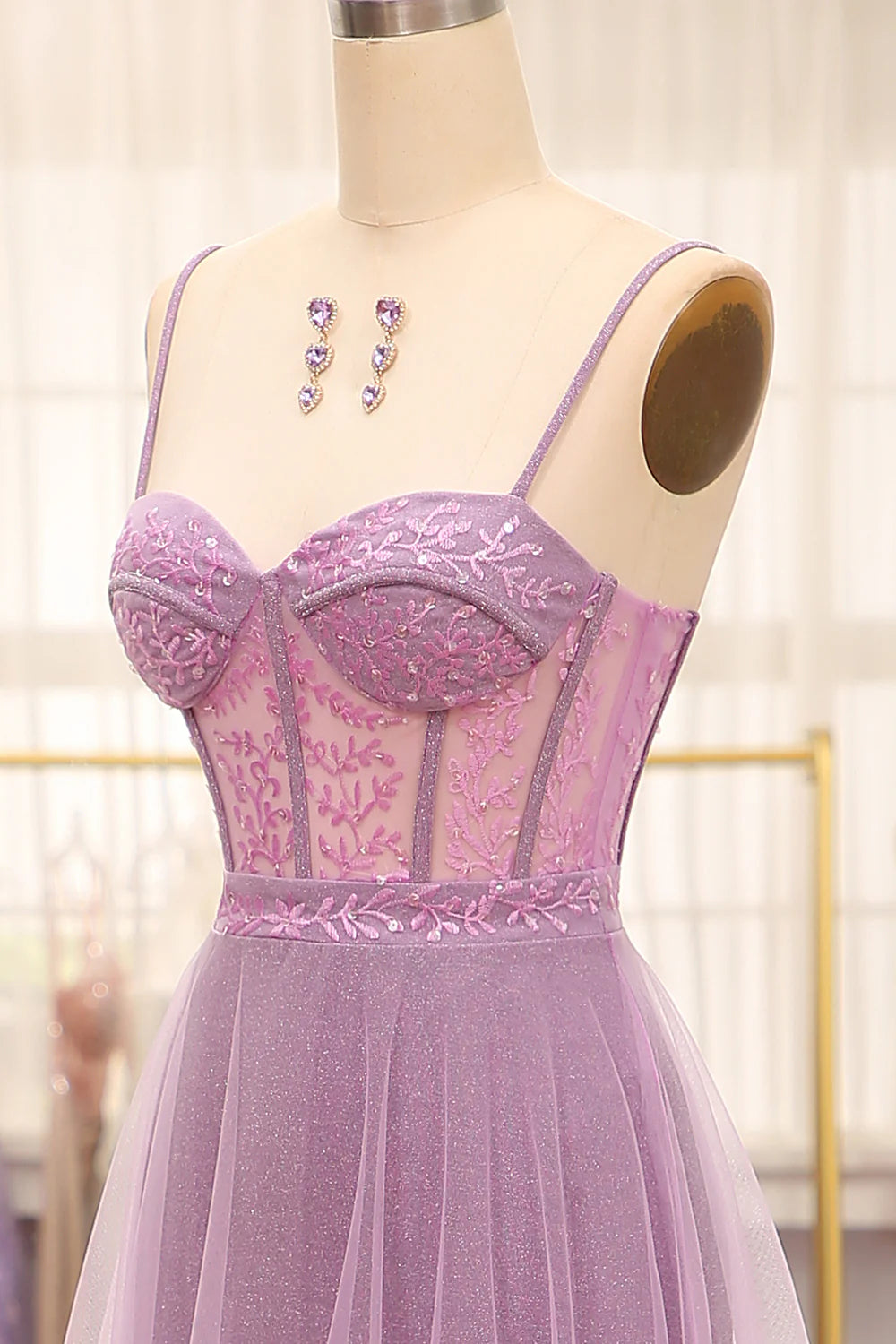 Robe de bal longue lilas coupe trapèze à bretelles spaghetti et corset