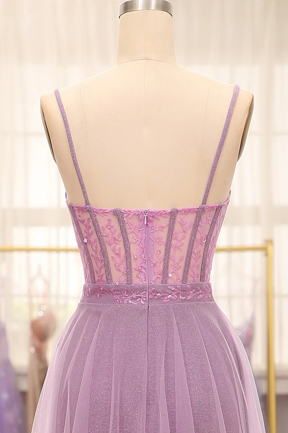 Robe de bal longue lilas coupe trapèze à bretelles spaghetti et corset