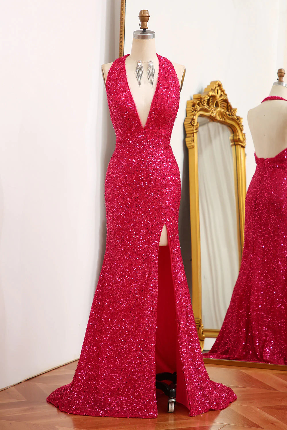 Vestido de fiesta fucsia brillante estilo sirena con escote halter, espalda descubierta y lentejuelas con abertura