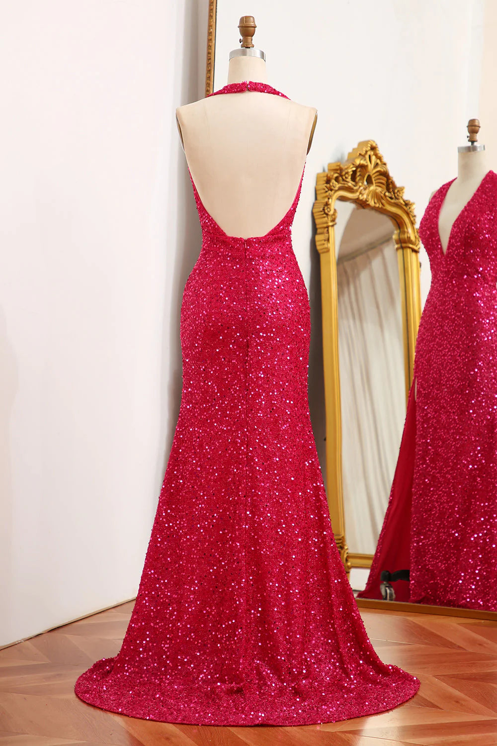 Vestido de fiesta fucsia brillante estilo sirena con escote halter, espalda descubierta y lentejuelas con abertura