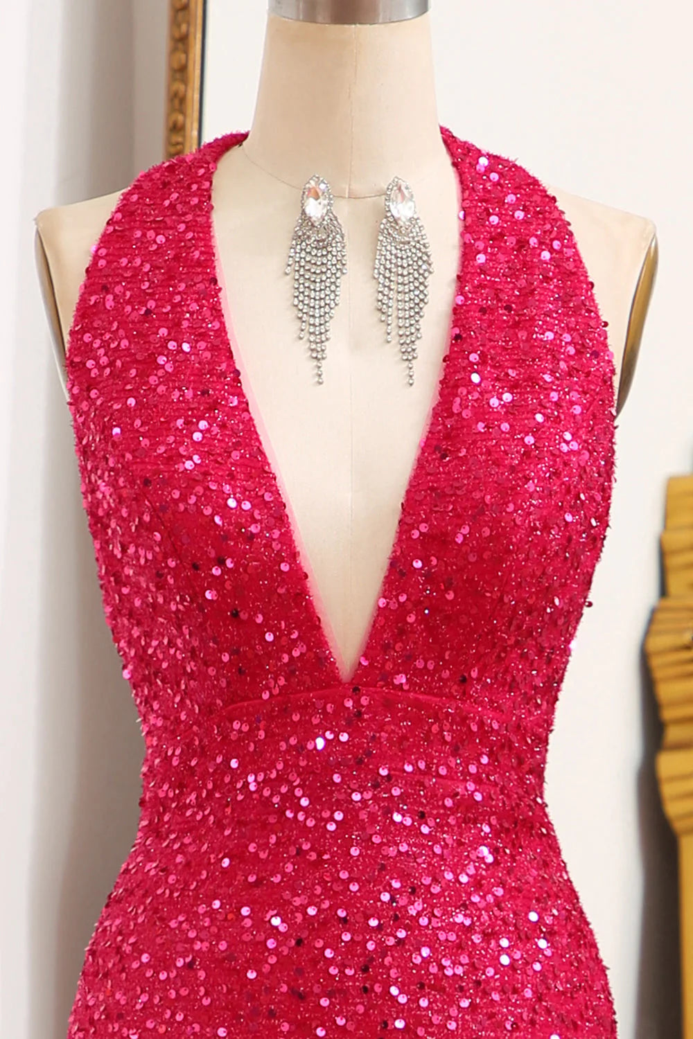 Vestido de fiesta fucsia brillante estilo sirena con escote halter, espalda descubierta y lentejuelas con abertura