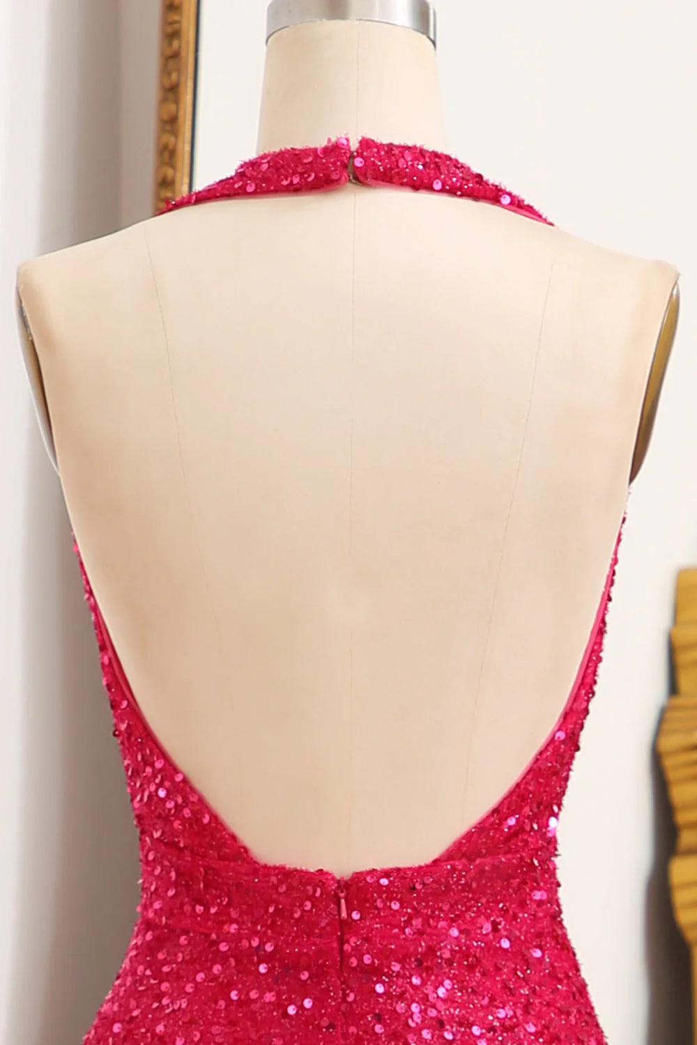 Vestido de fiesta fucsia brillante estilo sirena con escote halter, espalda descubierta y lentejuelas con abertura