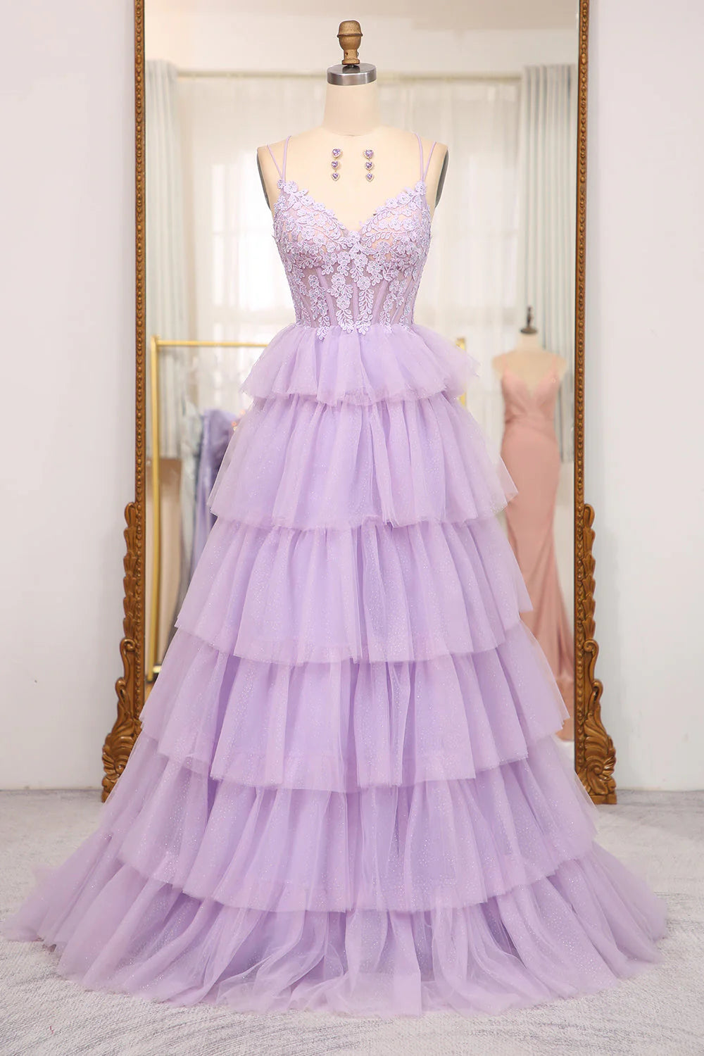 Vestido de fiesta elegante color lila con corsé largo en capas de tul y apliques.