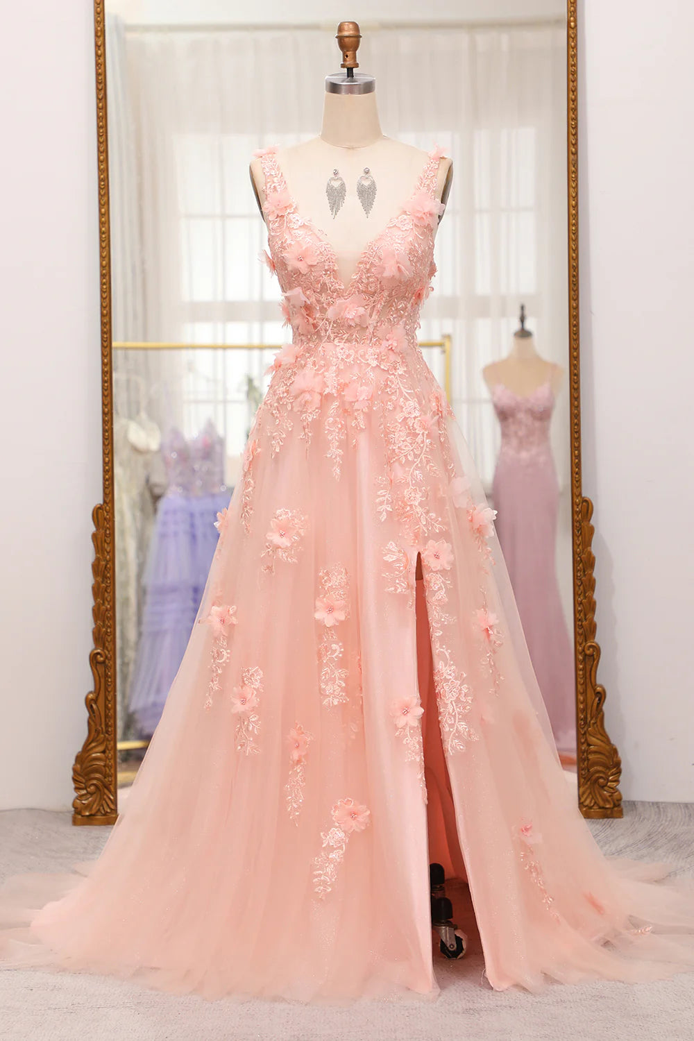 Robe de bal longue trapèze à bretelles spaghetti et appliqués