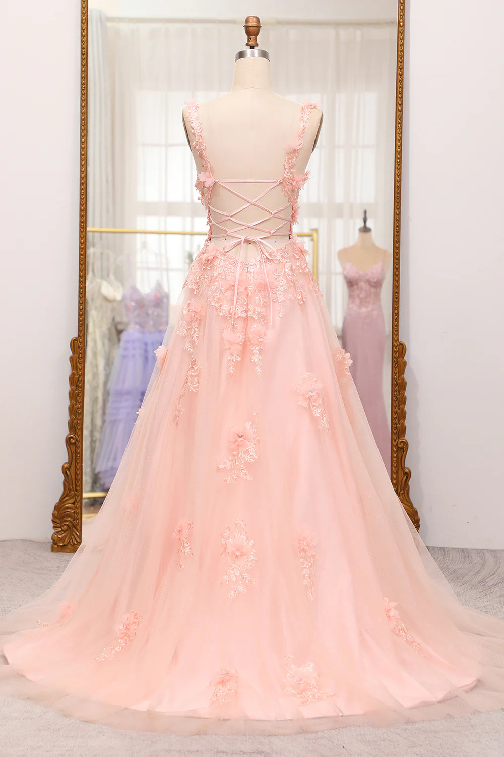 Robe de bal longue trapèze à bretelles spaghetti et appliqués