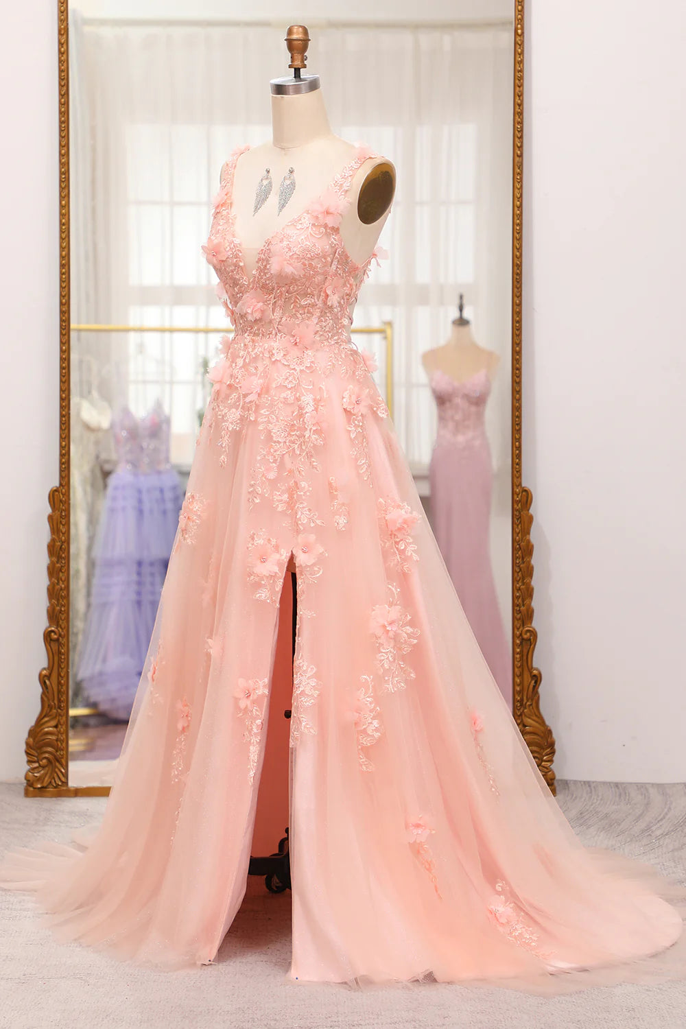 Robe de bal longue trapèze à bretelles spaghetti et appliqués