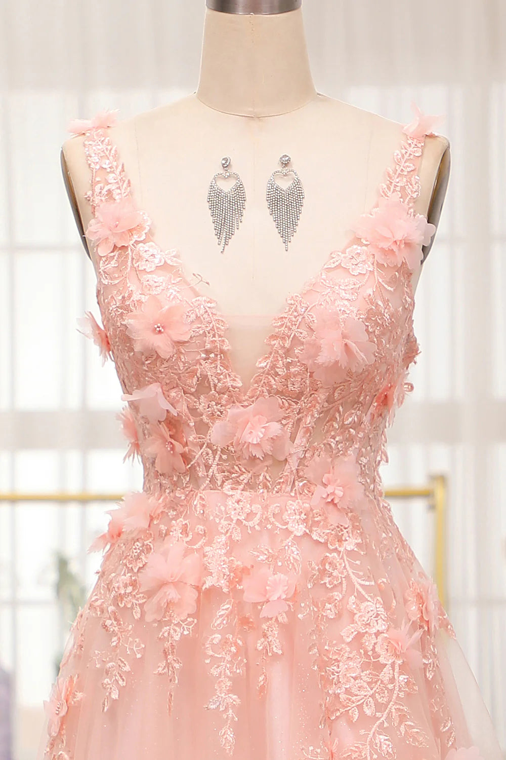 Robe de bal longue trapèze à bretelles spaghetti et appliqués