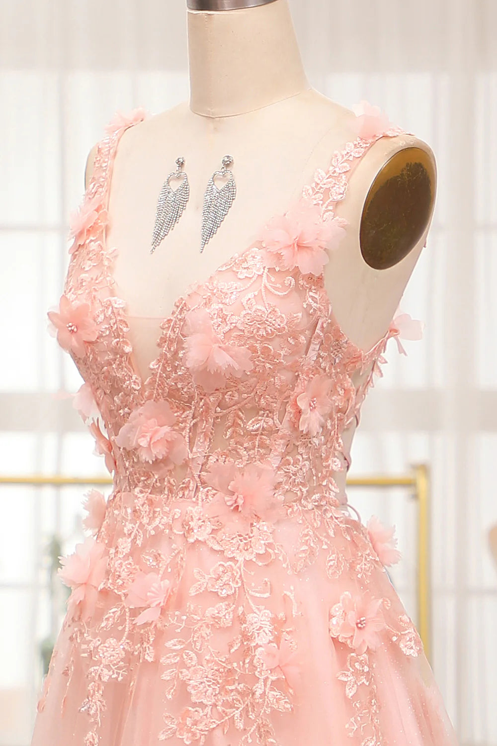 Robe de bal longue trapèze à bretelles spaghetti et appliqués